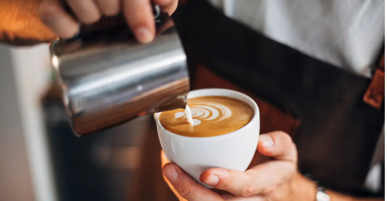 como baristas criam latte arte