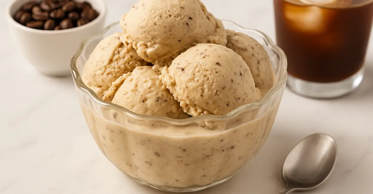 Aprenda a fazer sorvete com sobras de café e poucos ingredientes