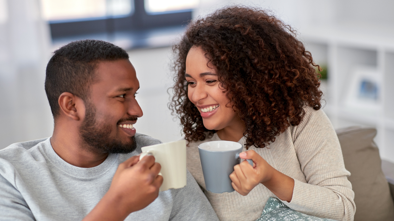 Casal jovem bebendo café e apreciando a bebida em xícaras estilosas sugerindo como aproveitar o melhor do café brasileiro para iniciantes