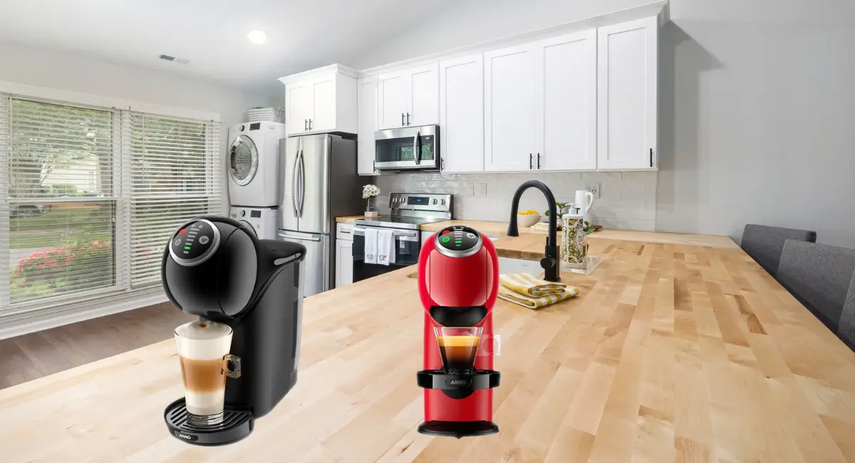 bancada de cozinha com cafeteiras dolce gusto em primeiro plano